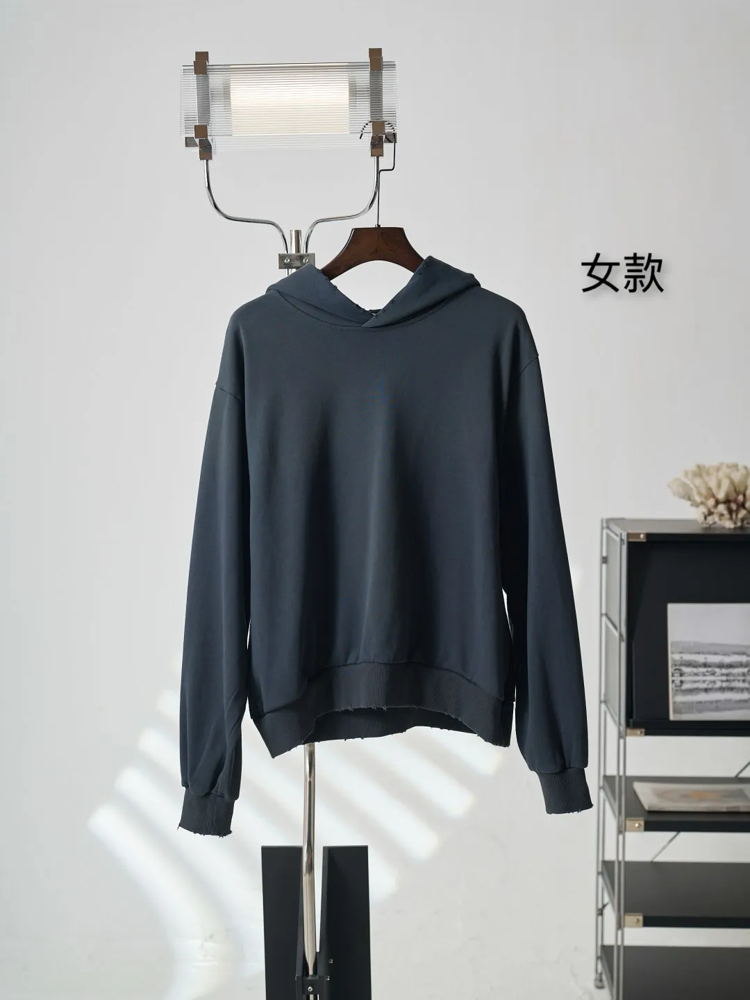 [Real auction] Acne Studios spray-painted distressed logo hooded sweatshirt (women's style) [In Stock] S M L custom air-oxygen soft cotton blend, soft and delicate, comfortable and skin-friendly. A charcoal-toned matte black sets the tone, and natural old-fashioned blending enriches the visual hierarchy. It has a calm and cool Nordic luxury temperament. The distressed Acne Studios logo on the back of the garment serves as the visual focus, forming a subtle contrasting aesthetic from the front and back, hiding ingenuity in a low-key manner. The natural old-fashioned smudge creates a layered beauty full of warmth, the neat hooded structure softens the shoulder lines, and the relaxed drop-shoulder cut outlines a stress-free and lazy silhouette. Simple and narrative, subtle and self-contained, it creates an effortless sense of sophistication. 1 Glue printing uses glue liquid paint to print patterns on fabrics, and bakes the fabric to fix the printed patterns. 2. Gradient distressed spray paint. By spraying dyes of different colors on the surface of the fabric, the clothes can show rich color changes under different lights and increase the visual layering. 3. Positioning and wear-and-tear. Many places on the garment body are regularly positioned and worn manually. Manual brush marks are added to add texture and depth to the surface of the clothing to imitate the texture of natural wear and tear. 4. Fermentation washing treatment: The fabrics have been fermentation washing, which makes the hand feel and texture better, is not easy to deform, shrink, and fade, and maintains long-term beauty and loose fit.